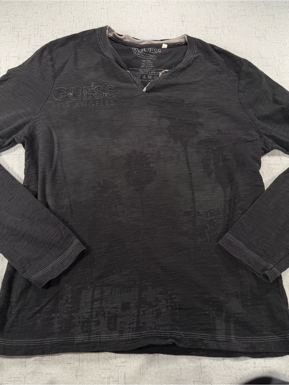 Y2k GUESS Men's Black Long Sleeve Graphic Tee with Subtle Logo